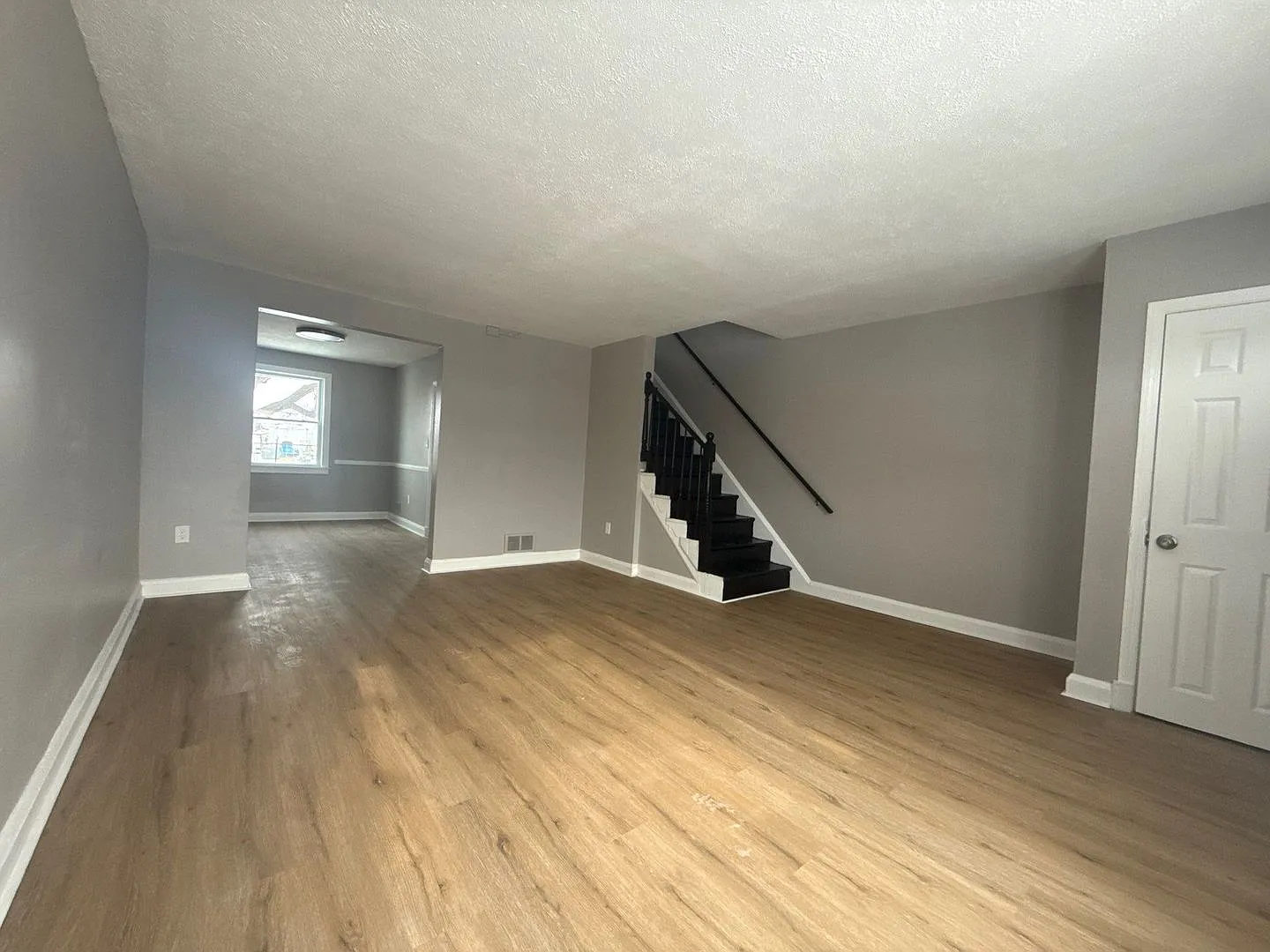 Charming 3-Bedroom Home with Fenced Yard & Private Parking — Photo 2