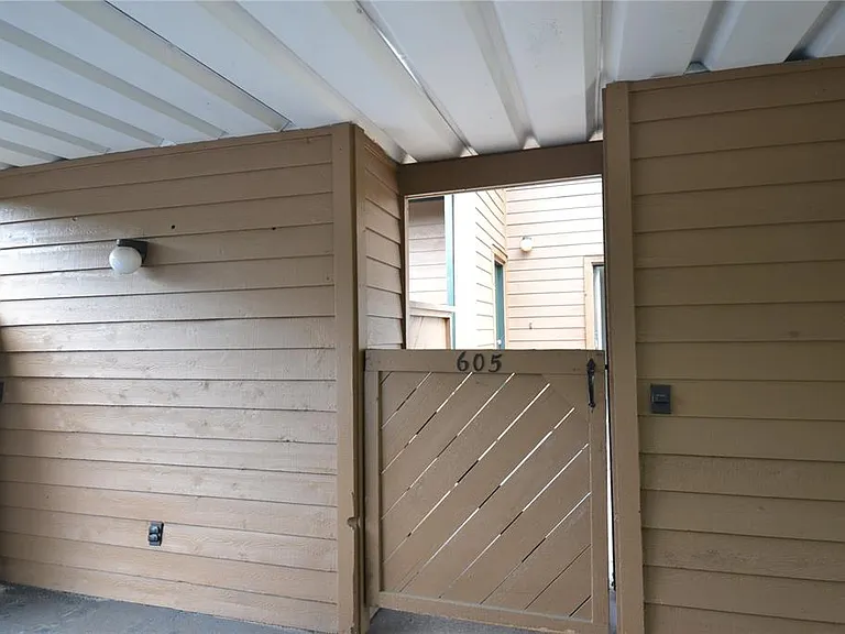 605 Lennox Rd W — Photo 25