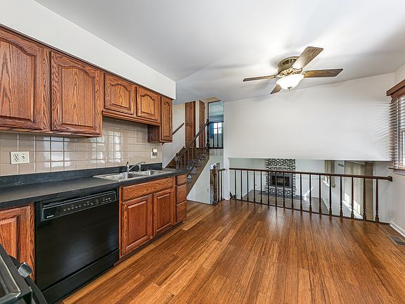 5th image of 7S661 Lynn Dr