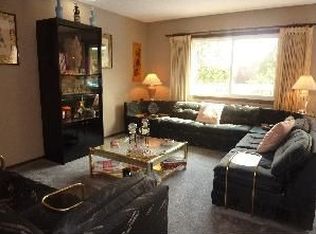 1025 Pontiac Ln, Chanhassen, MN 55317