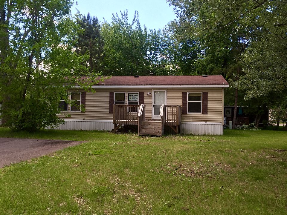 yard & gorgeous deck perfect for summer barbeques