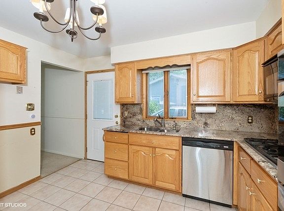 5th image of 16825 Oconto Ave