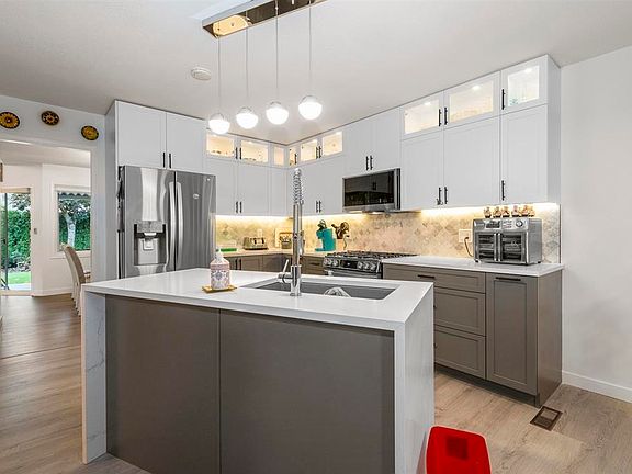 4th image of 9515 Woodbine St #3