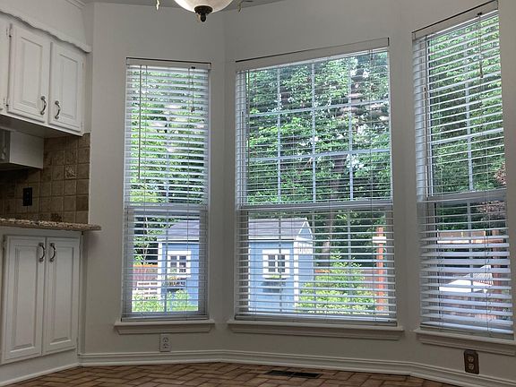 4th image of 1217 S Oak Ave