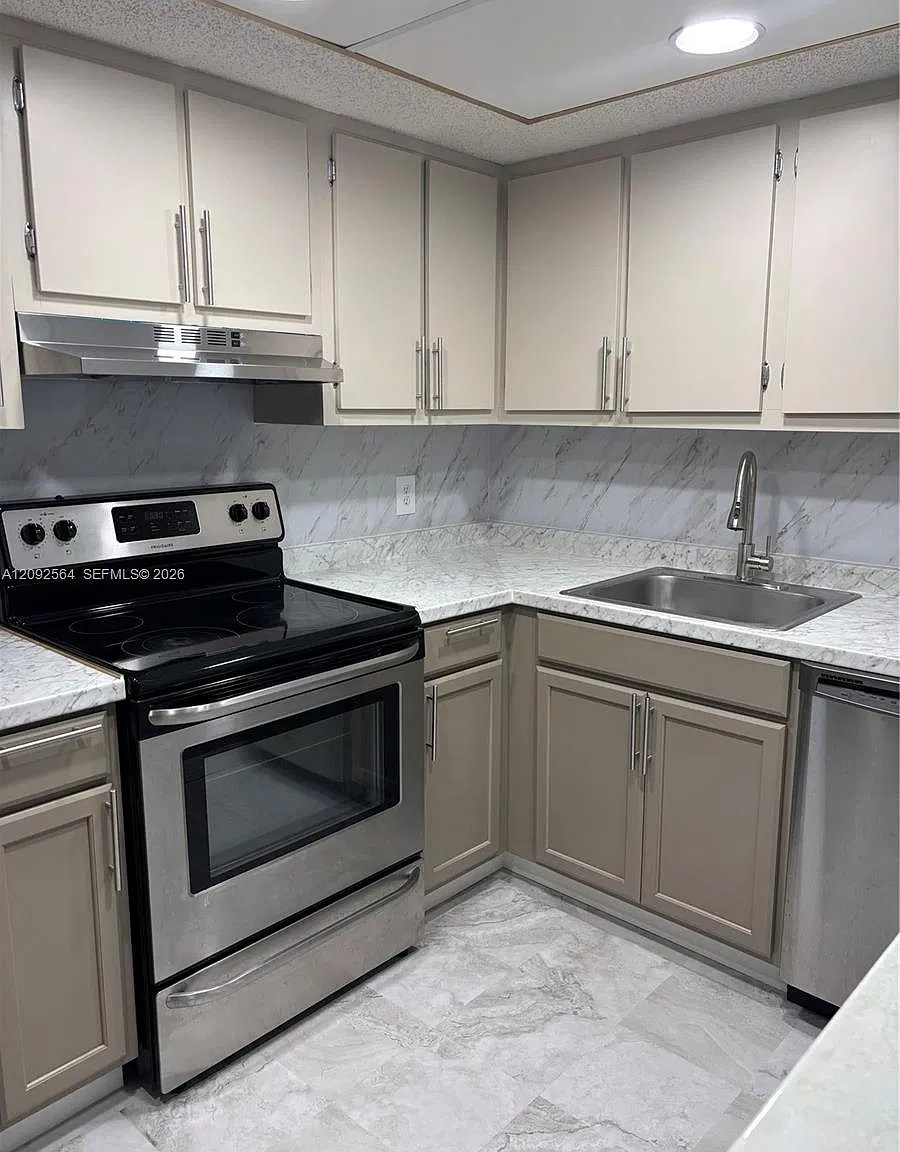 Inverwood Condo — Photo 3
