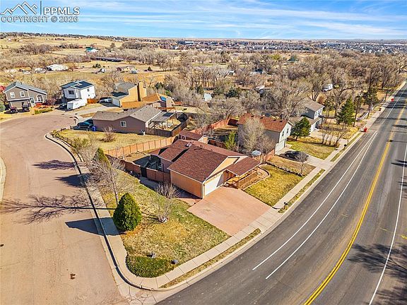 3rd image of 504 Fountain Mesa Rd