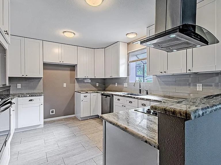3323 Lost Hollow Dr — Photo 10