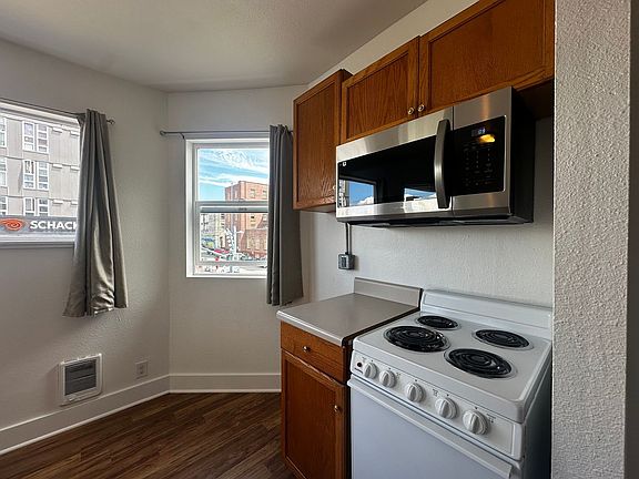 3rd image of 2922 Hoyt Ave #202