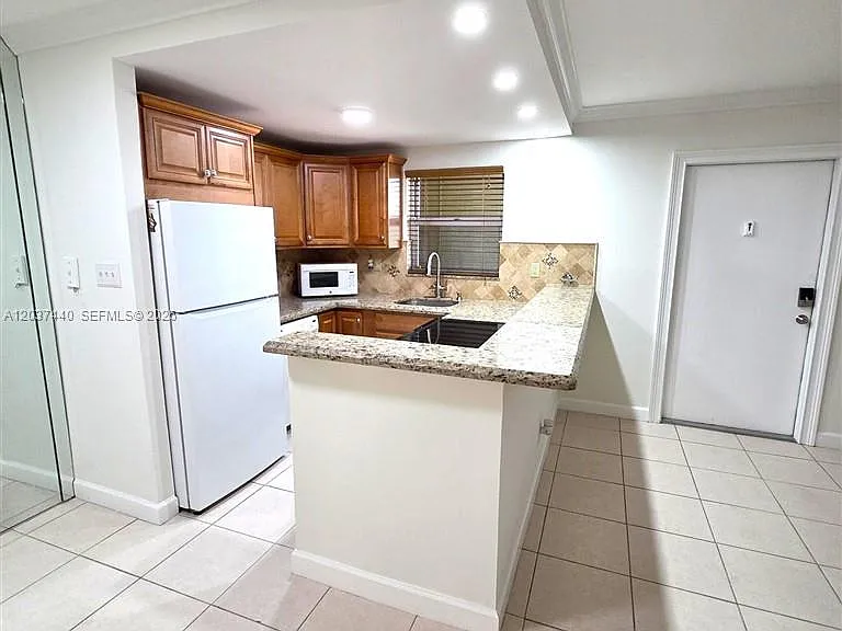 2400 NE 10th St #104 — Photo 5