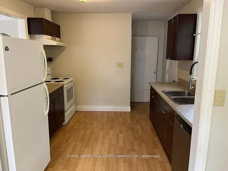 235 Lakeshore Rd W — Photo 10