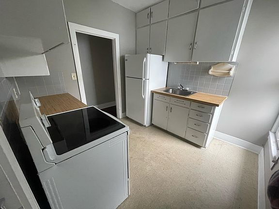 5th image of 300 Hudson Ave #A