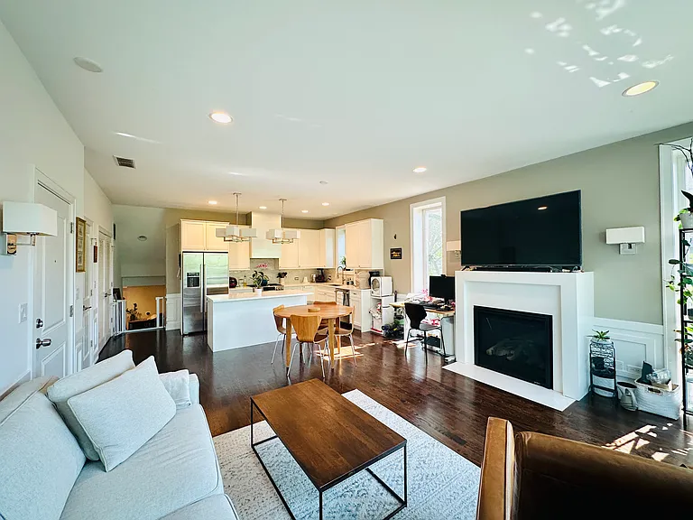 2532 W Irving Park Rd #2E — Photo 2