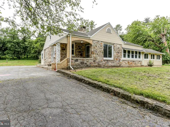 1140 Oyster Mill Rd, Camp Hill, PA 17011