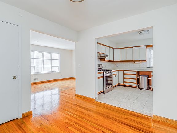 5th image of 304 Columbia Ave Floor 1