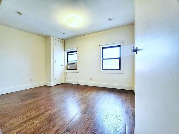 5th image of 142 Wilson Ave #3V