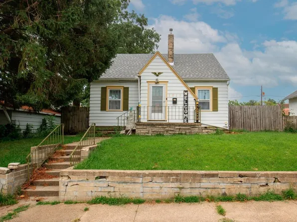 1011 Leavitt St, Waterloo, IA 50702