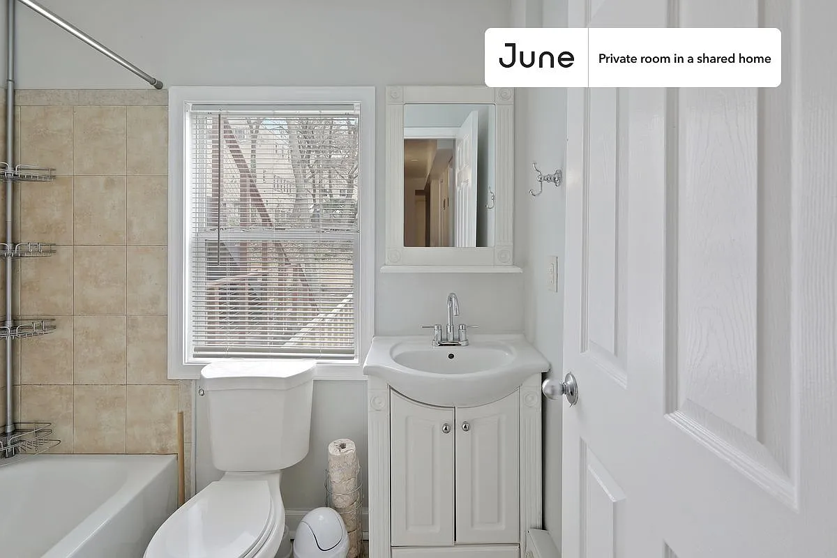 Full bedroom in 2 bed/1 bath home in Brookland #865 B — Photo 4