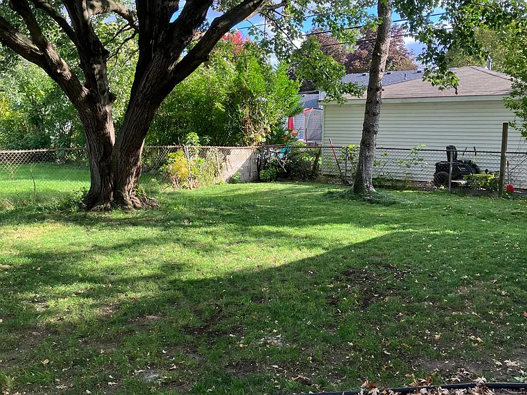 8440 Doncaster Dr — Photo 22