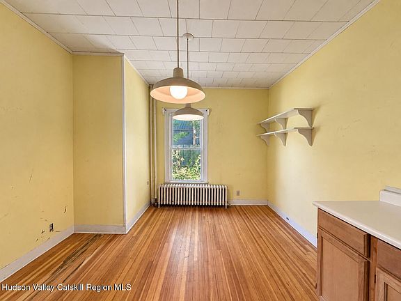 5th image of 571 Main Street
