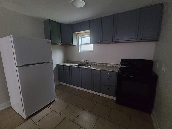 3rd image of 1421 Logan St W #1