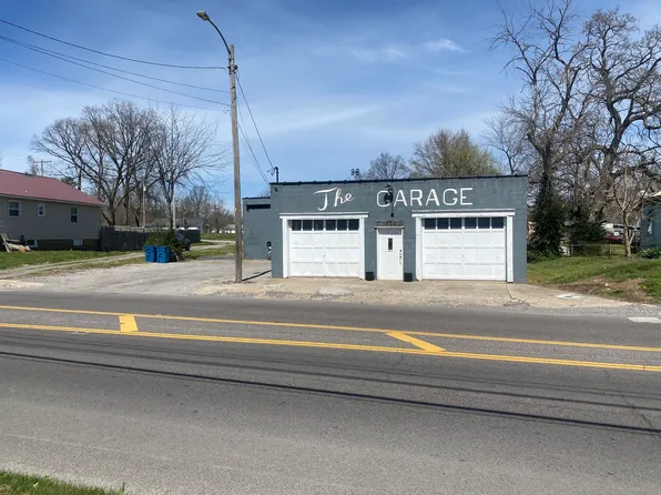 1205 E Main St, Benton, IL 62812