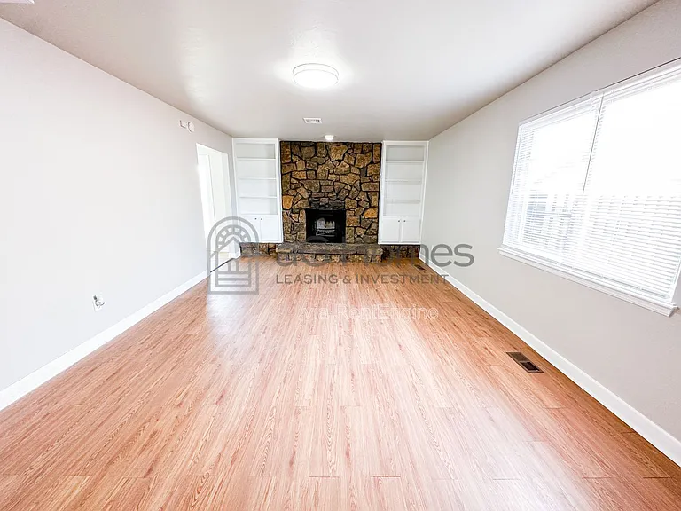 730 Arlington Dr — Photo 2