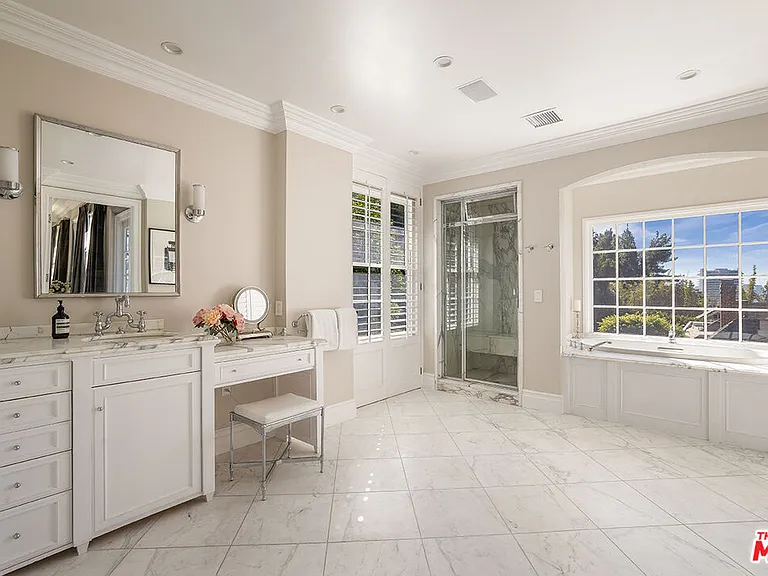 1460 N Doheny Dr — Photo 14