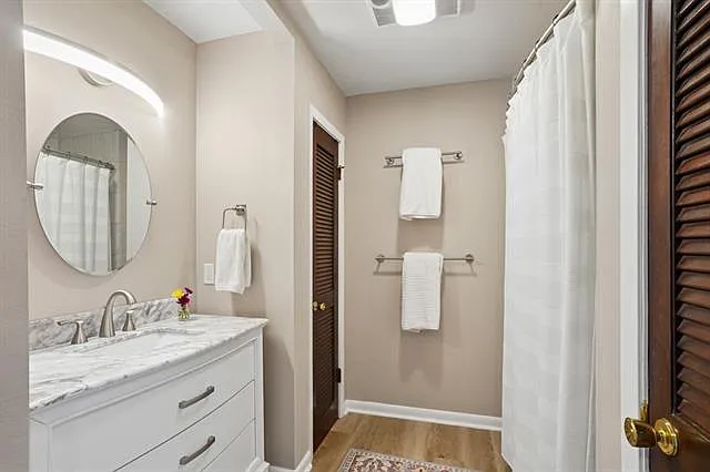 102 N Dabney Dr — Photo 18