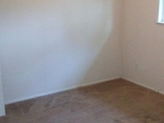 5th image of 528 Sharon Ave E