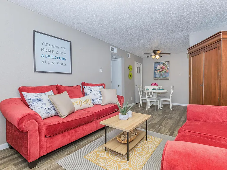 Huntington Hollow Apartments — Photo 18