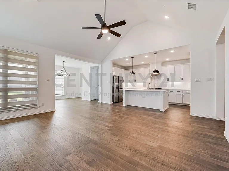 536 Cedarwood St — Photo 8