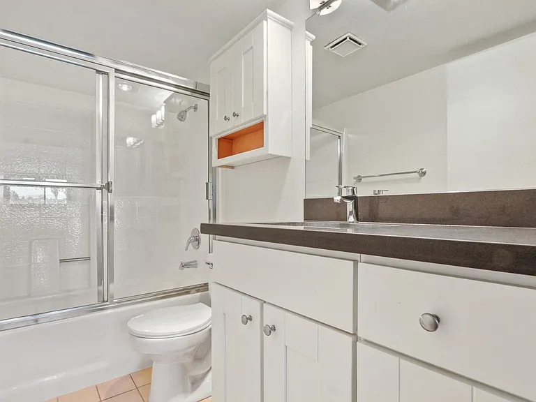Park Overland Apartments — Photo 24