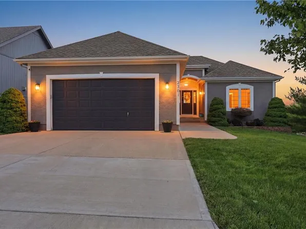 2301 NW Hedgewood Dr, Grain Valley, MO 64029