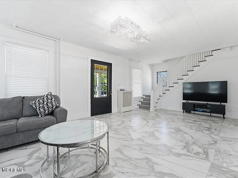 496 W Park Ave — Photo 1
