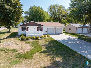 401 S Church Ave, Hills, MN 56138