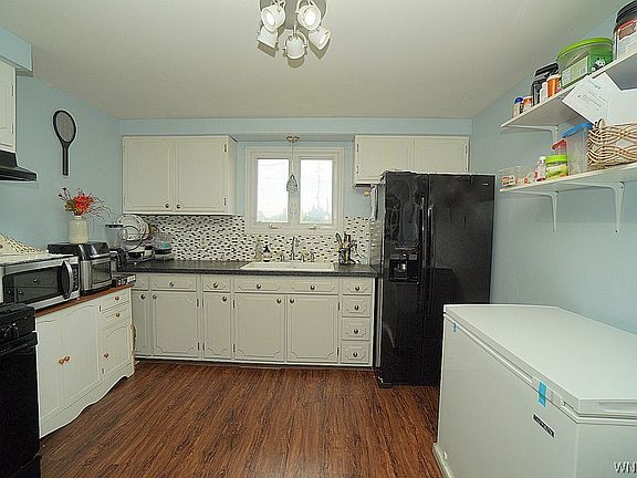 3rd image of 16 E Crescent Ct W