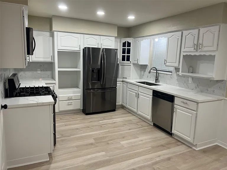 205 W Vaughn Ln — Photo 5