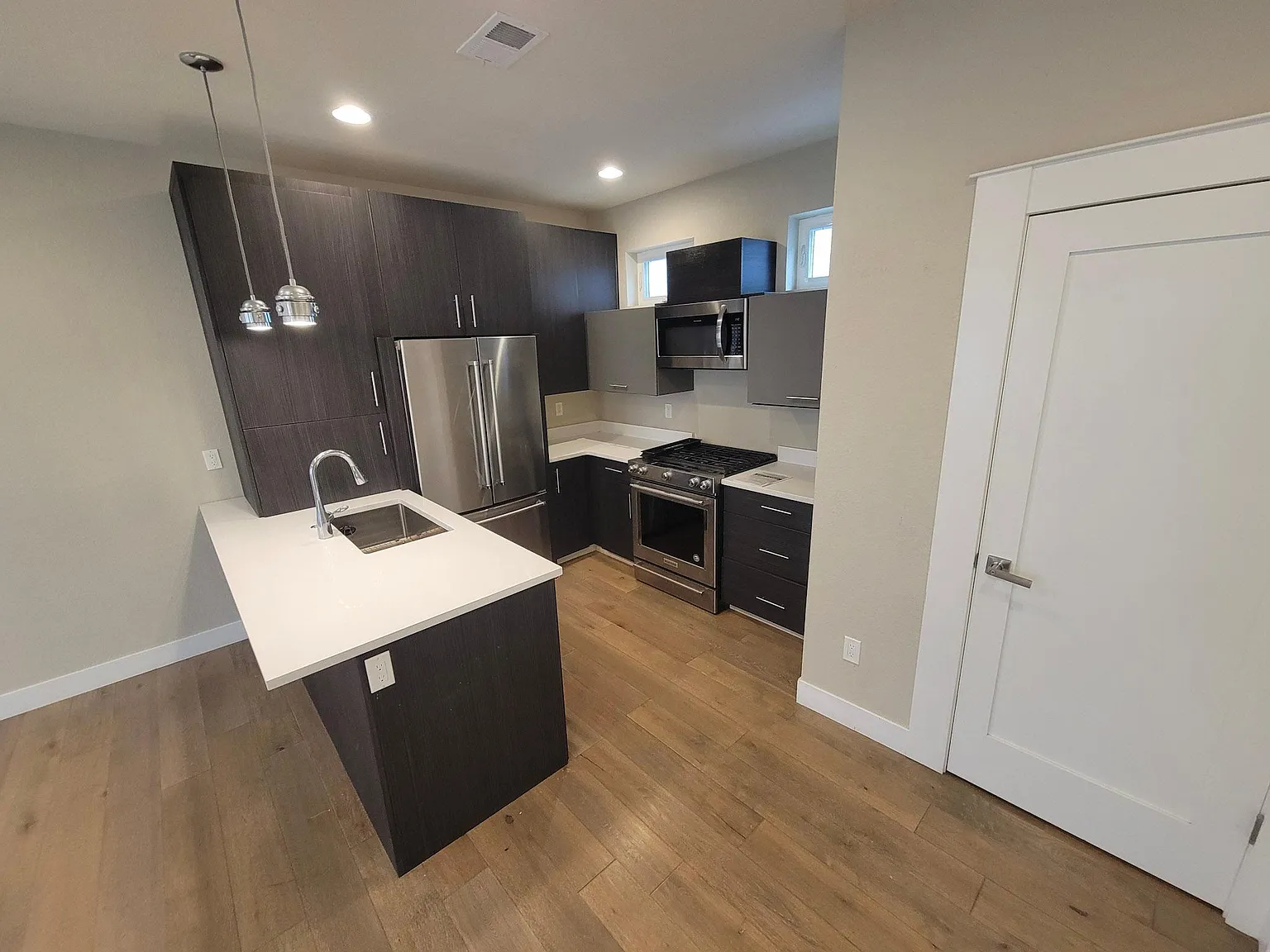 3 bed, 2.5 bath, 1296 sqft, $2,900 — Photo 2