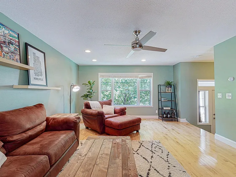 1815 3rd St NE — Photo 4