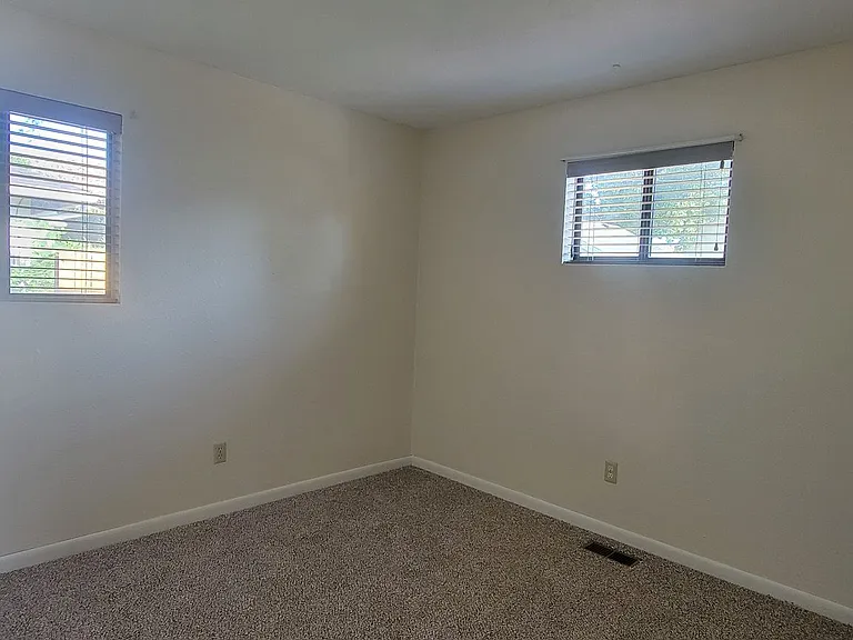 727 Clover Ave — Photo 7