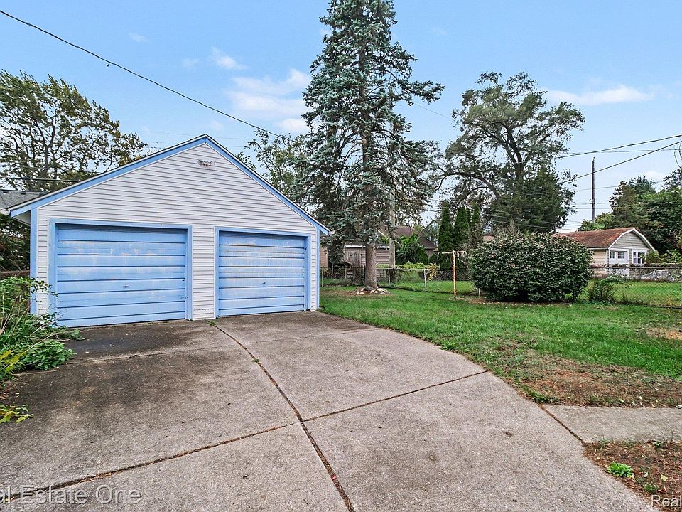 575 Albany St, photo 19