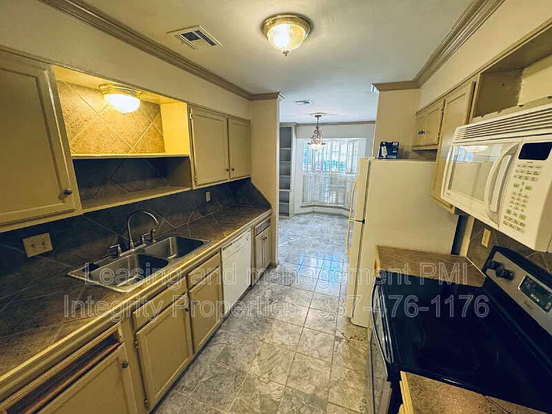 2 bed, 1.5 bath, 1200 sqft, $1,325 — Photo 4