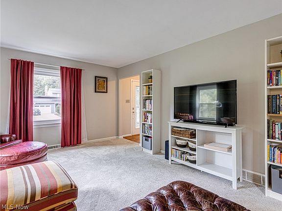 4th image of 560 Tamiami Trl