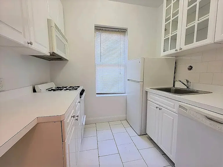137 E 29th St #4U — Photo 4