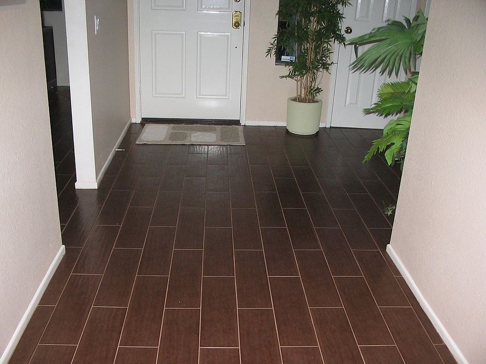 'Wood Look' Tile Floor in Entry