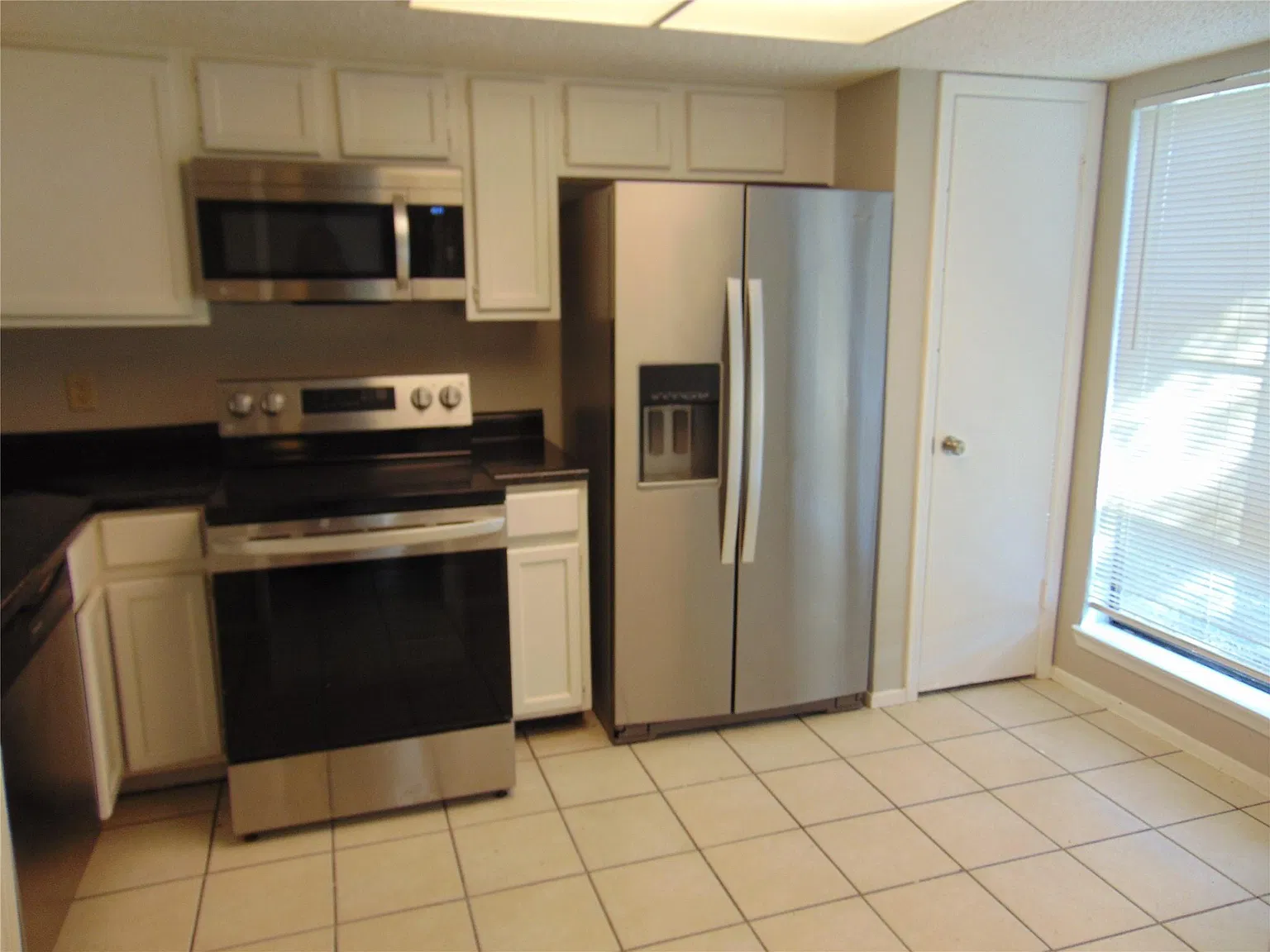 2 bed, 2.5 bath, 1784 sqft, $1,795 — Photo 2