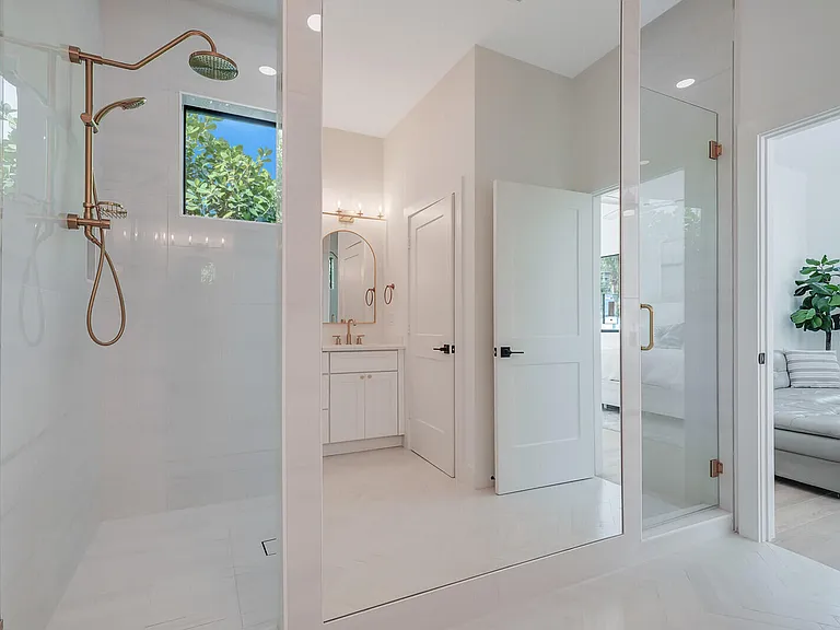 1248 N Harbor Dr — Photo 32