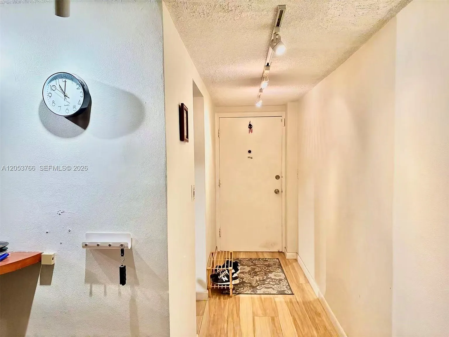 Eastern Shores White Hous — Photo 3