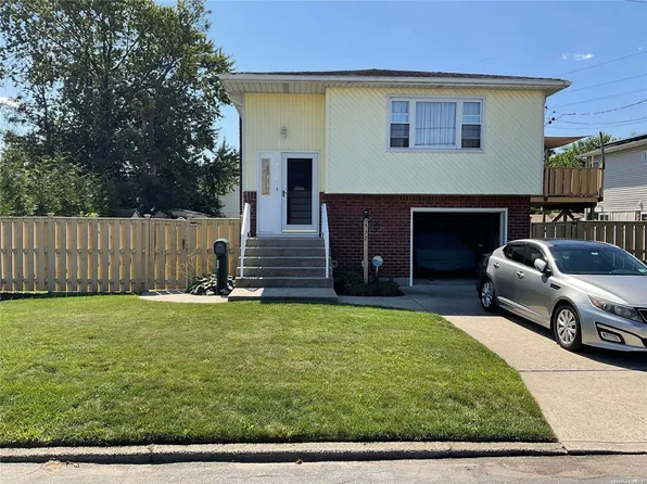 432 Heathcote Road, Lindenhurst, NY 11757