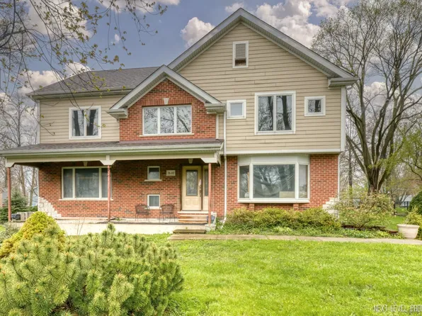 28W012 Galusha Ave, Warrenville, IL 60555